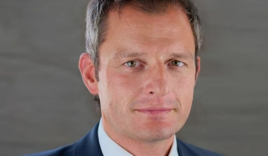 Martin Utschneider Finanzexperte Porträt vor professionellem Hintergrund Kapitalmarkt Analyse und institutionelle Investmentstrategien